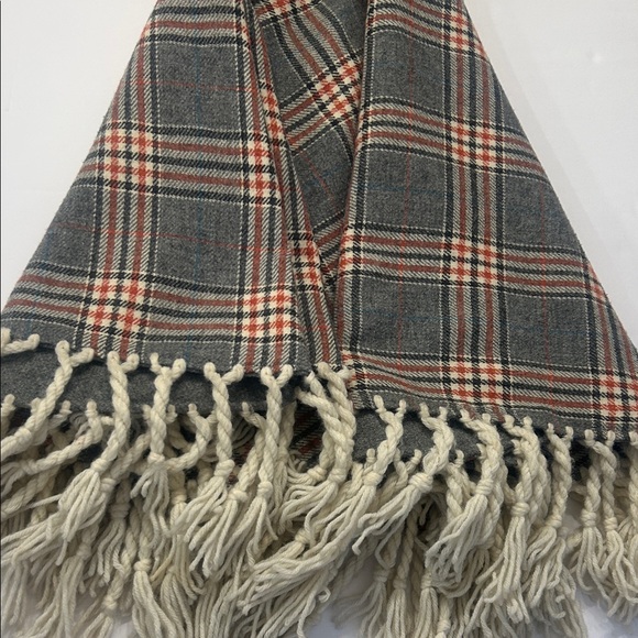 Handmade wool poncho/cape - Picture 6 of 6